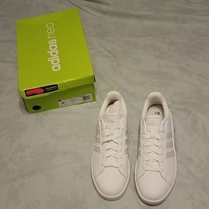 Women's Adidas neo cloud foam size 9 1/2, 9.5